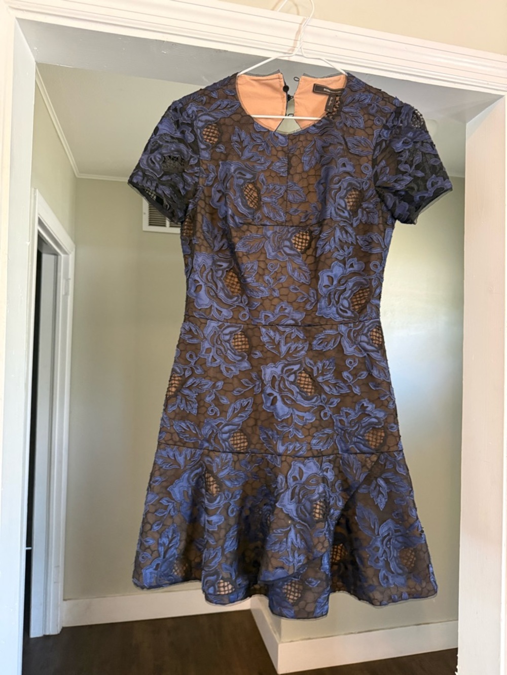 BCBGMaxAzria Blue Floral Lace Mini Dress on Brown Base Size 0